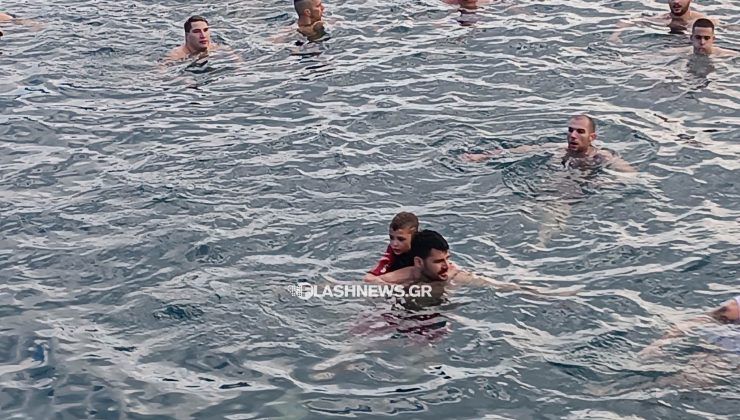 Χανιά: 8χρονος βούτηξε μαζί με τον μπαμπά του για να πιάσει τον Σταυρό – ΦΩΤΟ&BINTEO