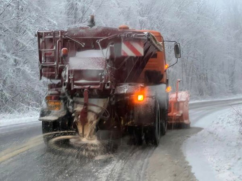 Κακοκαιρία: Πυκνό χιόνι στο Πήλιο – Δεμένα τα πλοία στον Βόλο