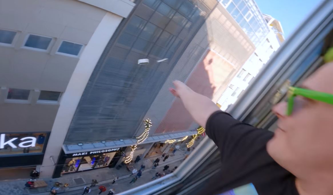 Έλληνας Youtuber πέταξε στην Ερμού 1.000 ευρώ σε χαρτονομίσματα – ΒΙΝΤΕΟ