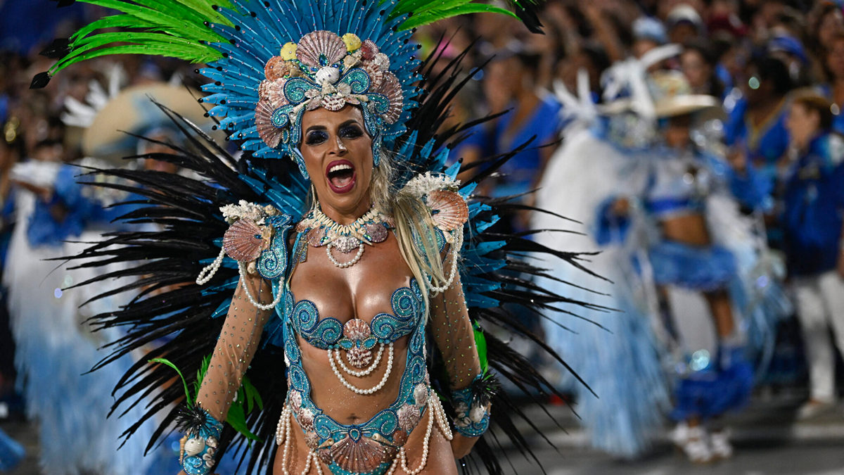Καρναβάλι στο Ρίο: Οι χορευτές σάμπα και τα τεράστια άρματα που κλέβουν την παράσταση – ΒΙΝΤΕΟ