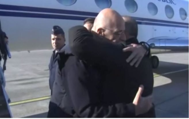 Η αγκαλιά Δένδια- Τσαβούσογλου