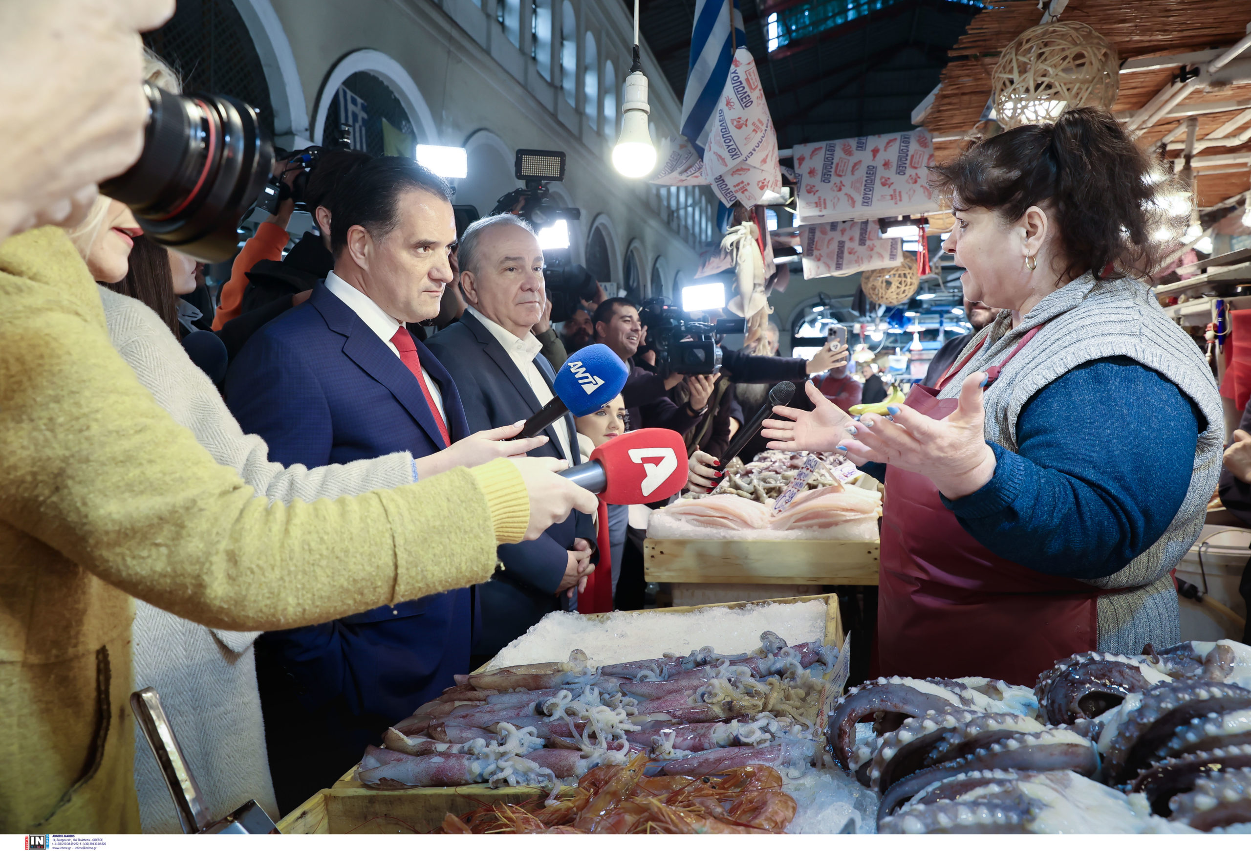 Στην Βαρβάκειο ο Άδωνις Γεωργιάδης για το καλάθι της Σαρακοστής