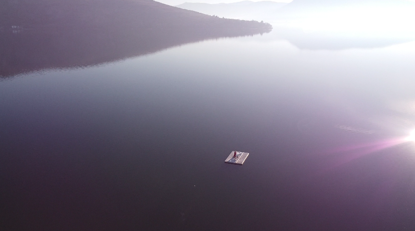Παίζει πιάνο στη μέση της λίμνης στην Καστοριά