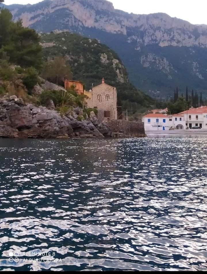 Επίγειος παράδεισος: Το πανέμορφο Κυπαρίσσι στη Λακωνία