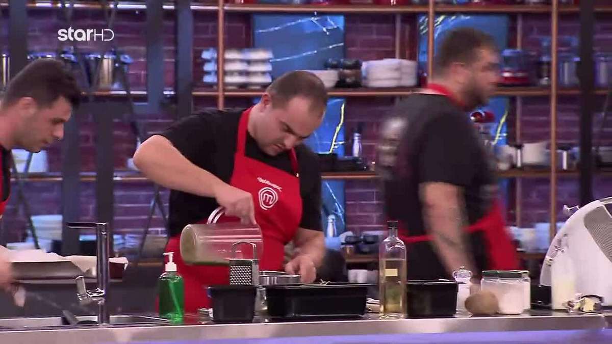 MasterChef: Έξαλλος ο Χρήστος με τον Θεόδωρο που δοκίμασε από την κατσαρόλα