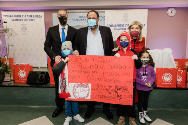 Μανώλης Παπασάββας, Βαγγέλης Μαρινάκης, Μαριάννα Β. Βαρδινογιάννη με τους μικρούς ήρωες της «ΕΛΠΙΔΑΣ»