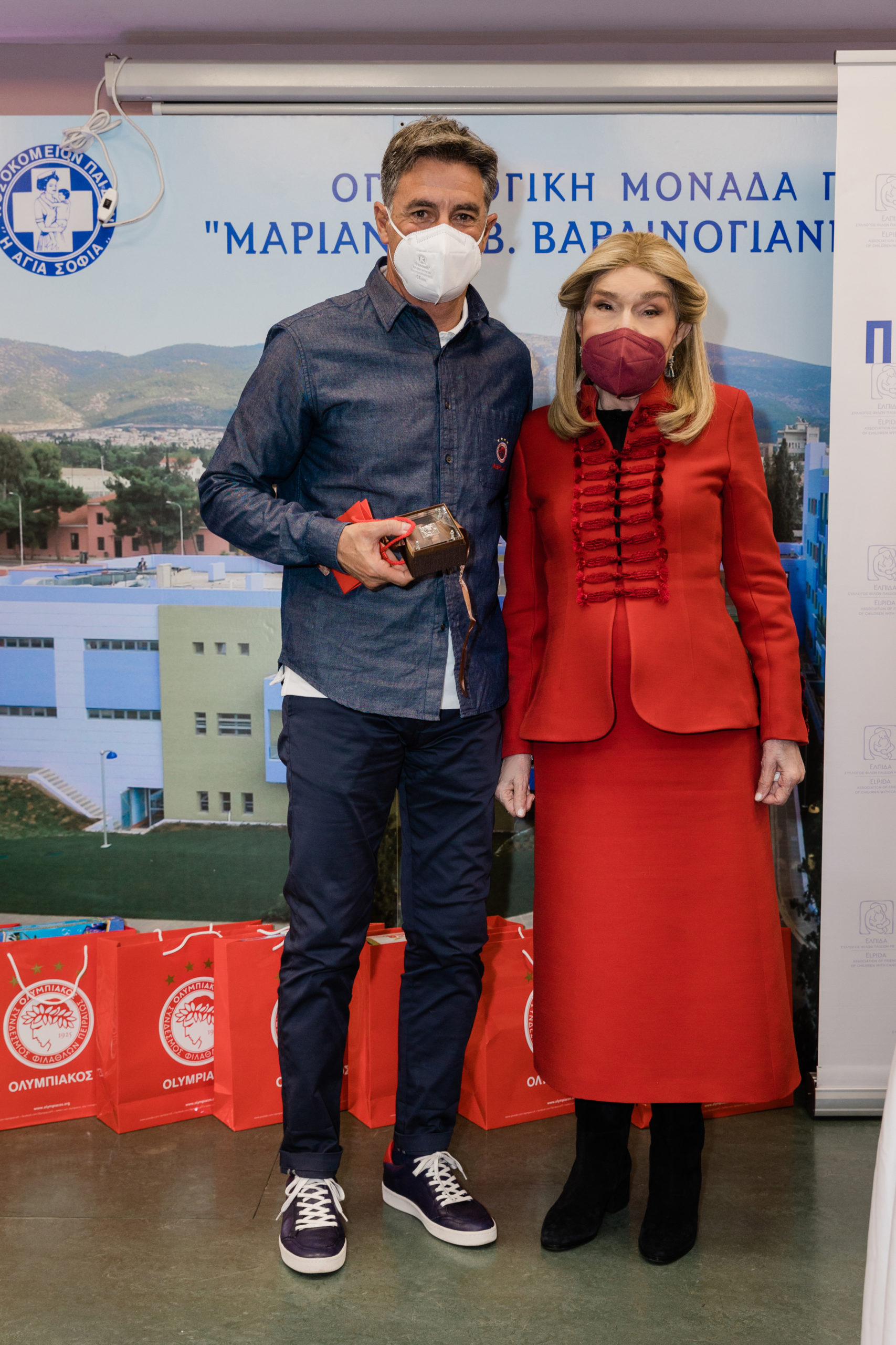 Ο προπονητής του Ολυμπιακού με τη Μαριάννα Β. Βαρδινογιάννη