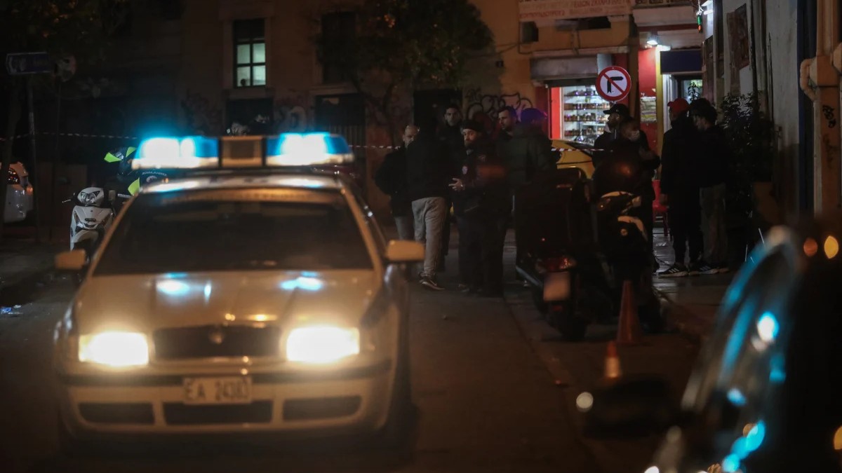 Αθήνα: Η χαρά του κράτησε για λίγο – Έκλεψε μία Mercedes, αλλά ακινητοποιήθηκε σε πεζοδρόμιο