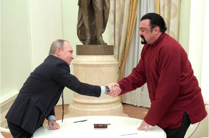 Πούτιν: Παρασημοφόρησε τον Στίβεν Σιγκάλ