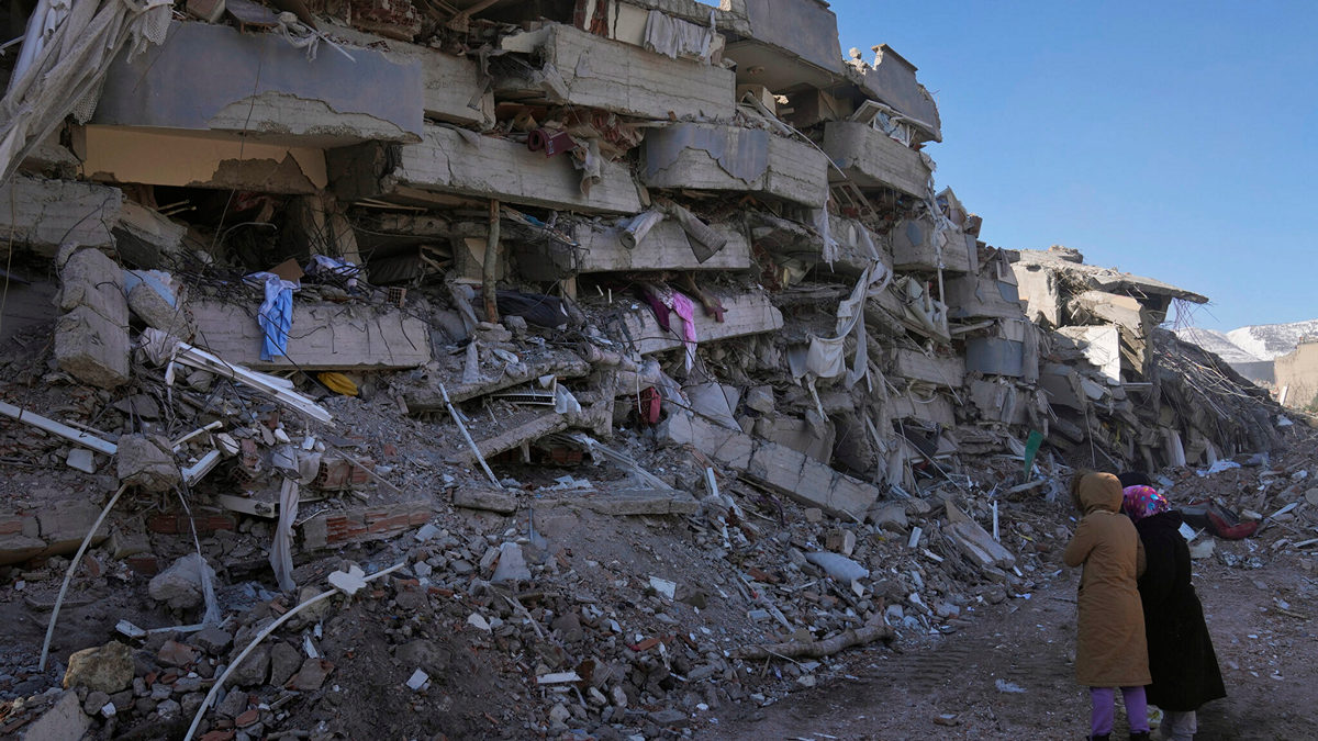 Συρία: Τετραώροφο κτίριο κατέρρευσε έπειτα από σεισμό 4,3 ρίχτερ στα σύνορα με τον Λίβανο