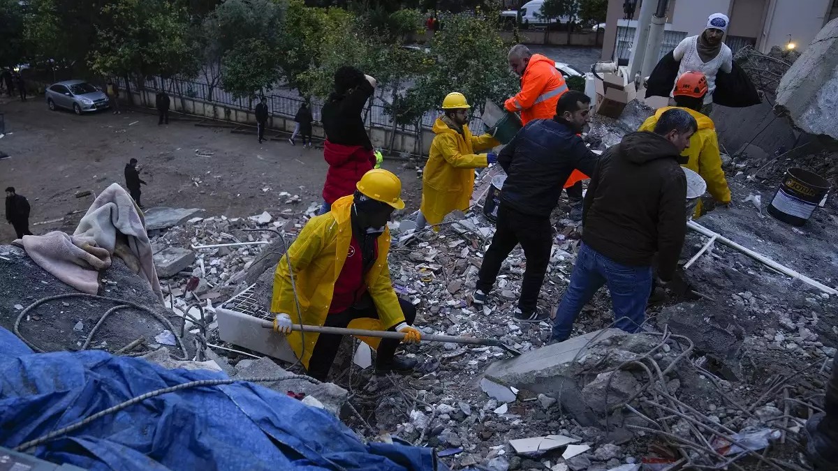 Σεισμός: Τουλάχιστον 2.921 νεκροί και 15.834 τραυματίες στην Τουρκία