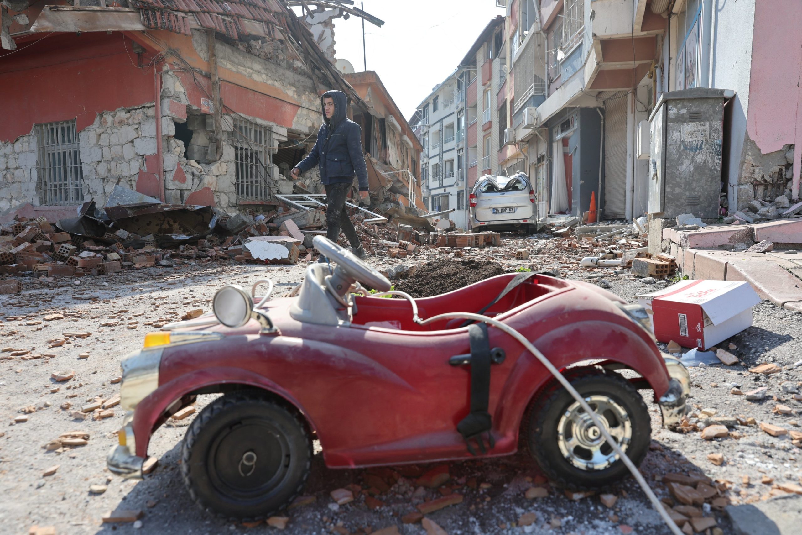 Σεισμός στην Τουρκία - Πτώματα σε γήπεδα και πάρκινγκ