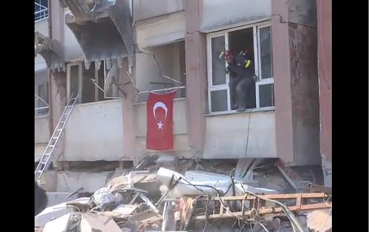 Τουρκία: Διασώστες πηδούν από το παράθυρο
