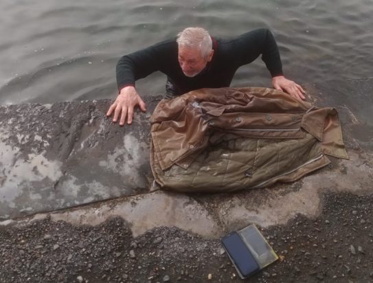 Βόλος: Έχασε στοίχημα και βούτηξε στο νερό