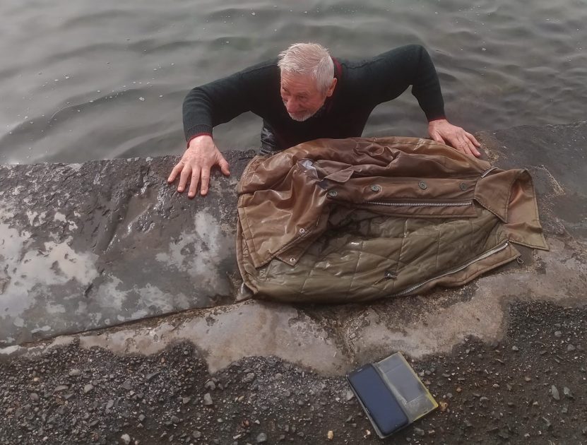 Βόλος: Έχασε στοίχημα και βούτηξε στο νερό