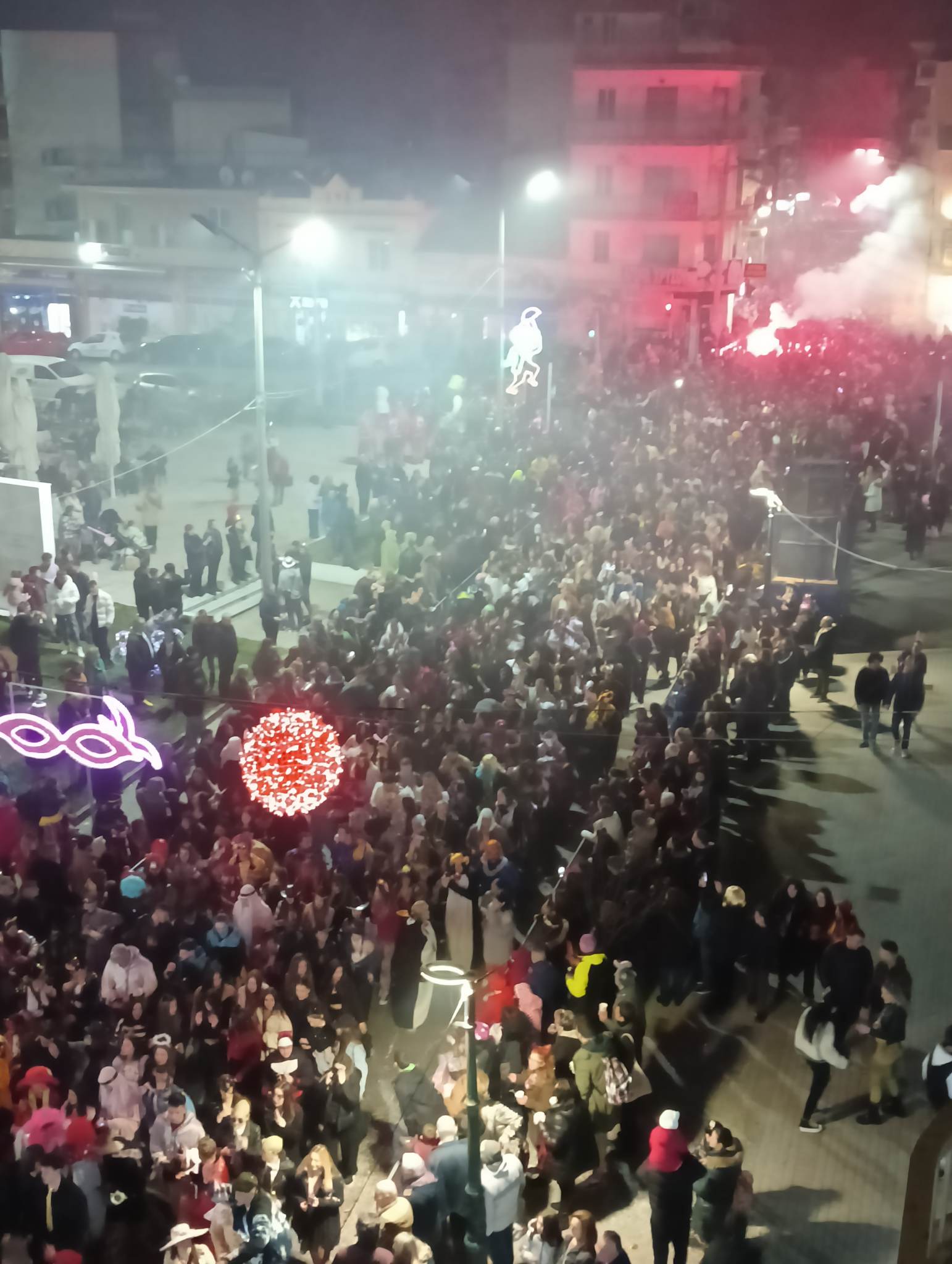 Ξάνθη: Χιλιάδες καρναβαλιστές έκαναν τη νύχτα ημέρα