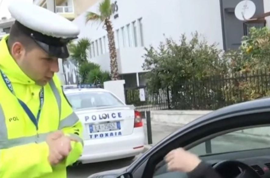 Κακοκαιρία «Μπάρμπαρα»: Ο επικός διάλογος τροχονόμου με ηλικιωμένη οδηγό για τις αντιολισθητικές αλυσίδες