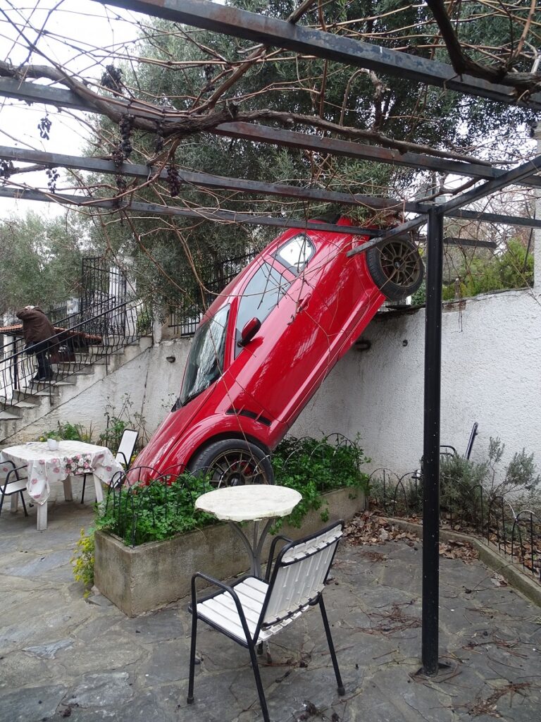 Θεσσαλονίκη: Αυτοκίνητο κατέληξε σε… αυλή σπιτιού