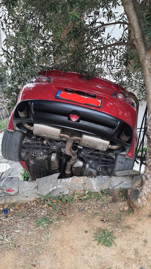 Θεσσαλονίκη: Αυτοκίνητο κατέληξε σε… αυλή σπιτιού