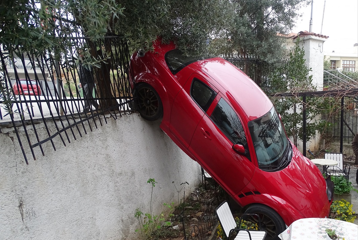 Θεσσαλονίκη: Αυτοκίνητο κατέληξε σε… αυλή σπιτιού