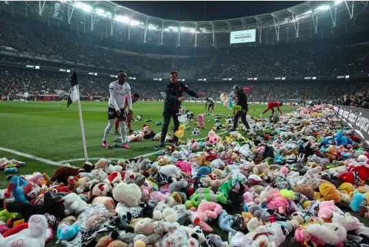 Τουρκία: Χιλιάδες αρκουδάκια στο γήπεδο για τα σεισμόπληκτα παιδιά