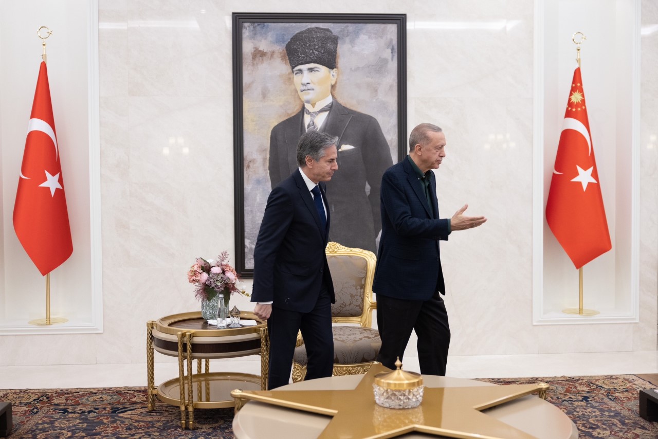 Γιατί η συνάντηση Ερντογάν – Μπλίνκεν έγινε κεκλεισμένων των θυρών στο αεροδρόμιο