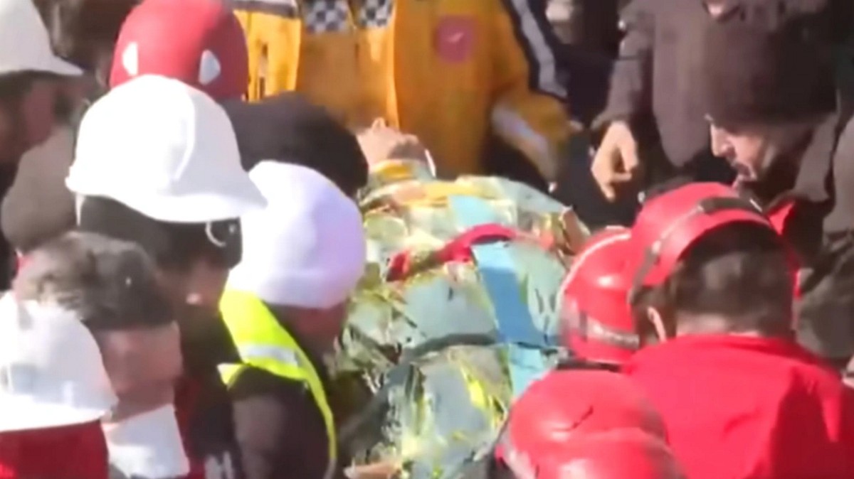 Σεισμός στην Τουρκία: Μια πενταμελής οικογένεια ανασύρθηκε ζωντανή από τα ερείπια έπειτα από 129 ώρες