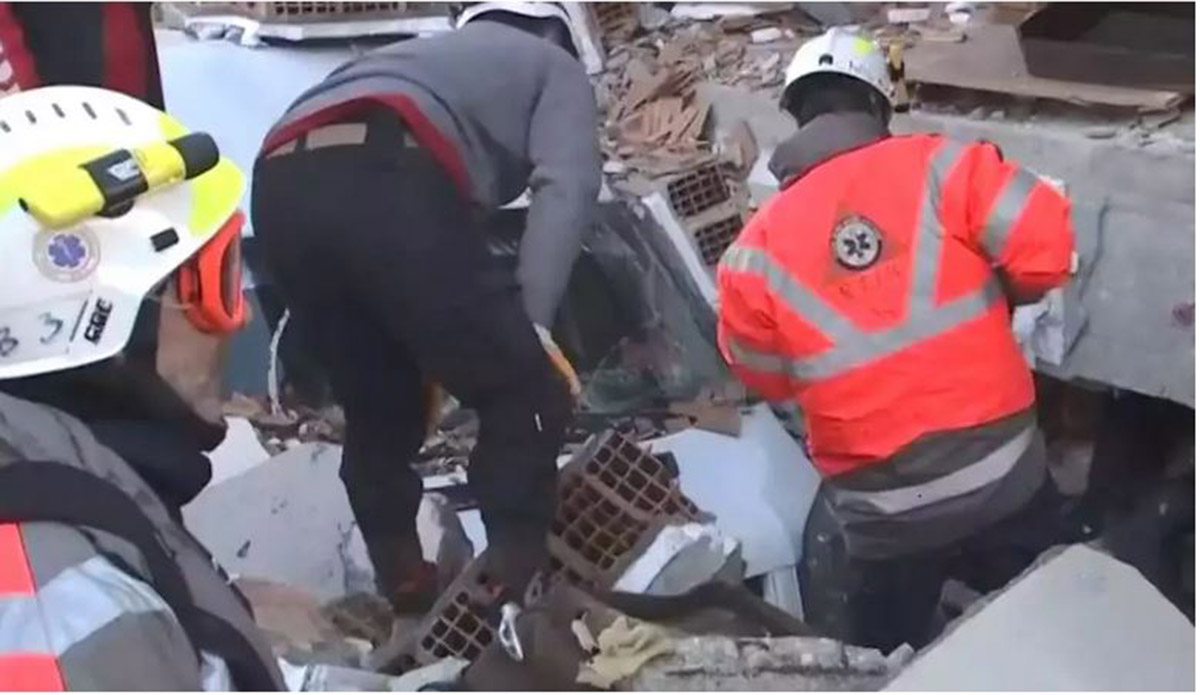 διάσωση μετά τον σεισμό στην Τουρκία