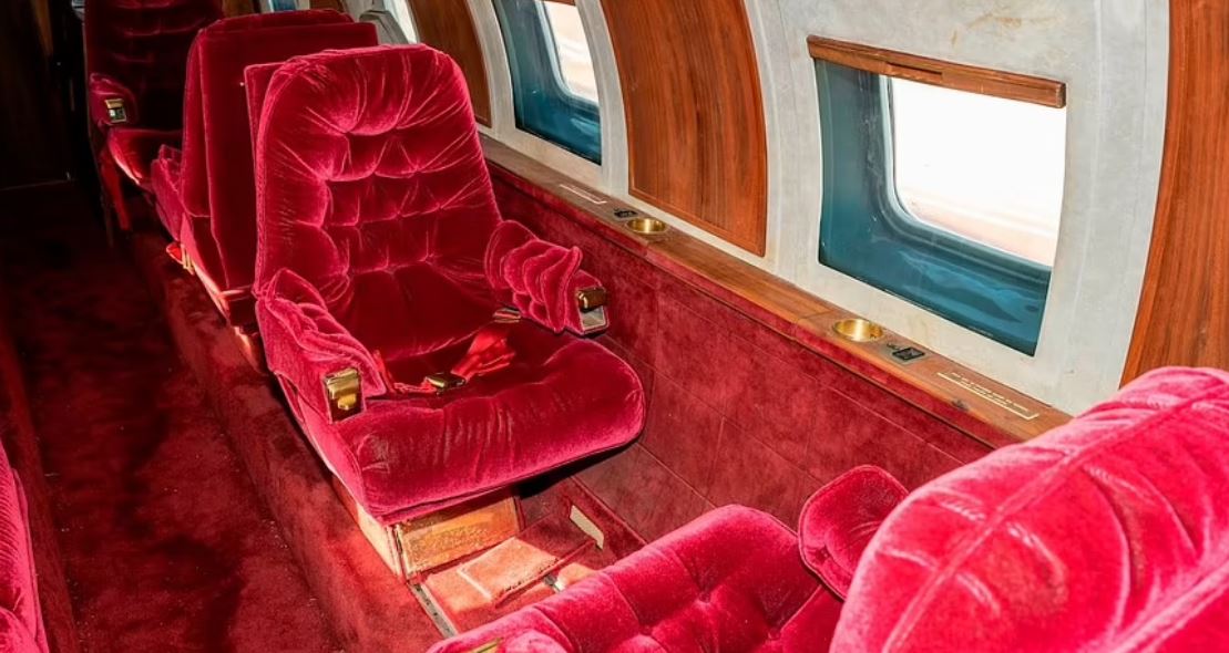 Πόσο πωλήθηκε το θρυλικό τζετ του Έλβις Πρίσλεϊ με τα κόκκινα βελούδινα καθίσματα