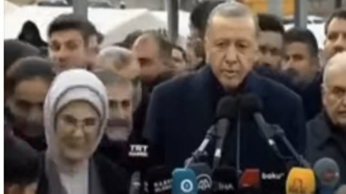 Γκάφα» από την Εμινέ Ερντογάν: Nόμιζε ότι χάιδευε παιδί αλλά ήταν άνδρας με νανισμό -Βίντεο