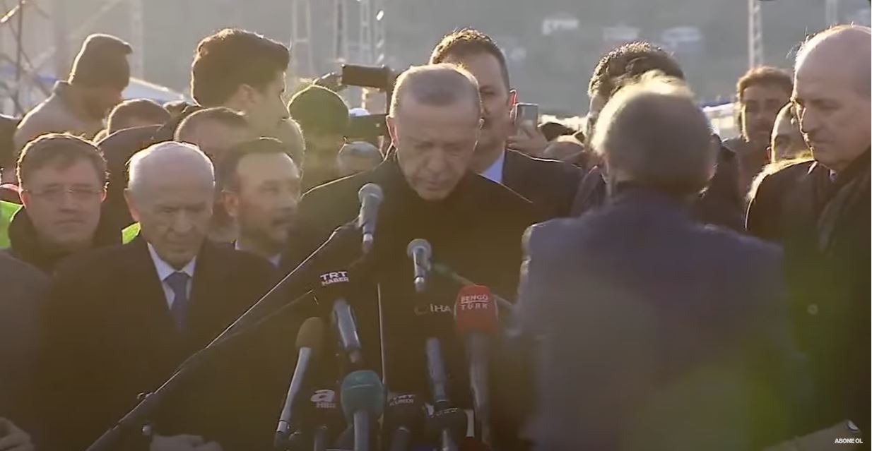 Ερντογάν: Δεσμεύτηκε ότι θα λογοδοτήσουν οι υπεύθυνοι για τους θανάτους από τους σεισμούς