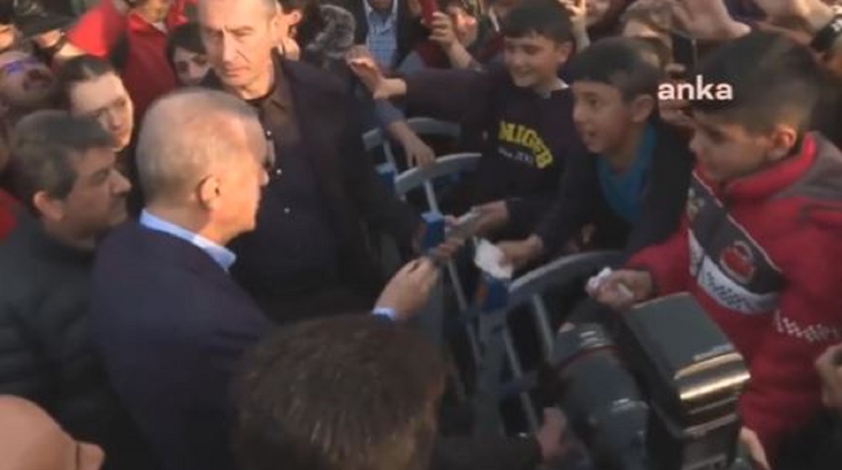 Τουρκία: Μετά την «συγγνώμη» ο Ερντογάν… μοίρασε λεφτά σε παιδιά στις σεισμόπληκτες περιοχές – ΒΙΝΤΕΟ