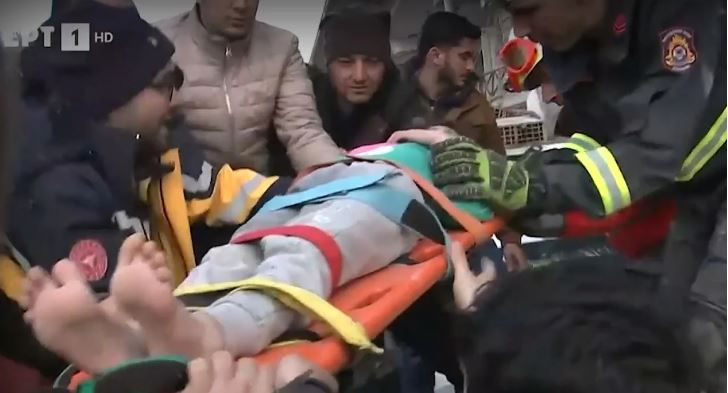 Τουρκία: Συγκινεί η μικρή Φατμά που απεγκλωβίστηκε από την ΕΜΑΚ – «Αισθάνομαι τυχερή που ήταν εκεί οι Έλληνες διασώστες»