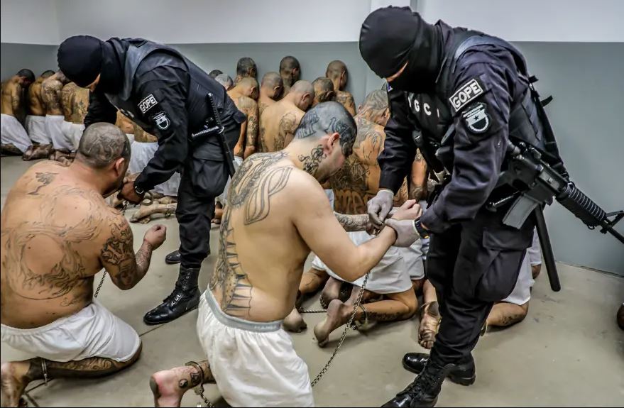 Το Ελ Σαλβαδόρ αποκαλύπτει νέα μεγάλη φυλακή για συμμορίες