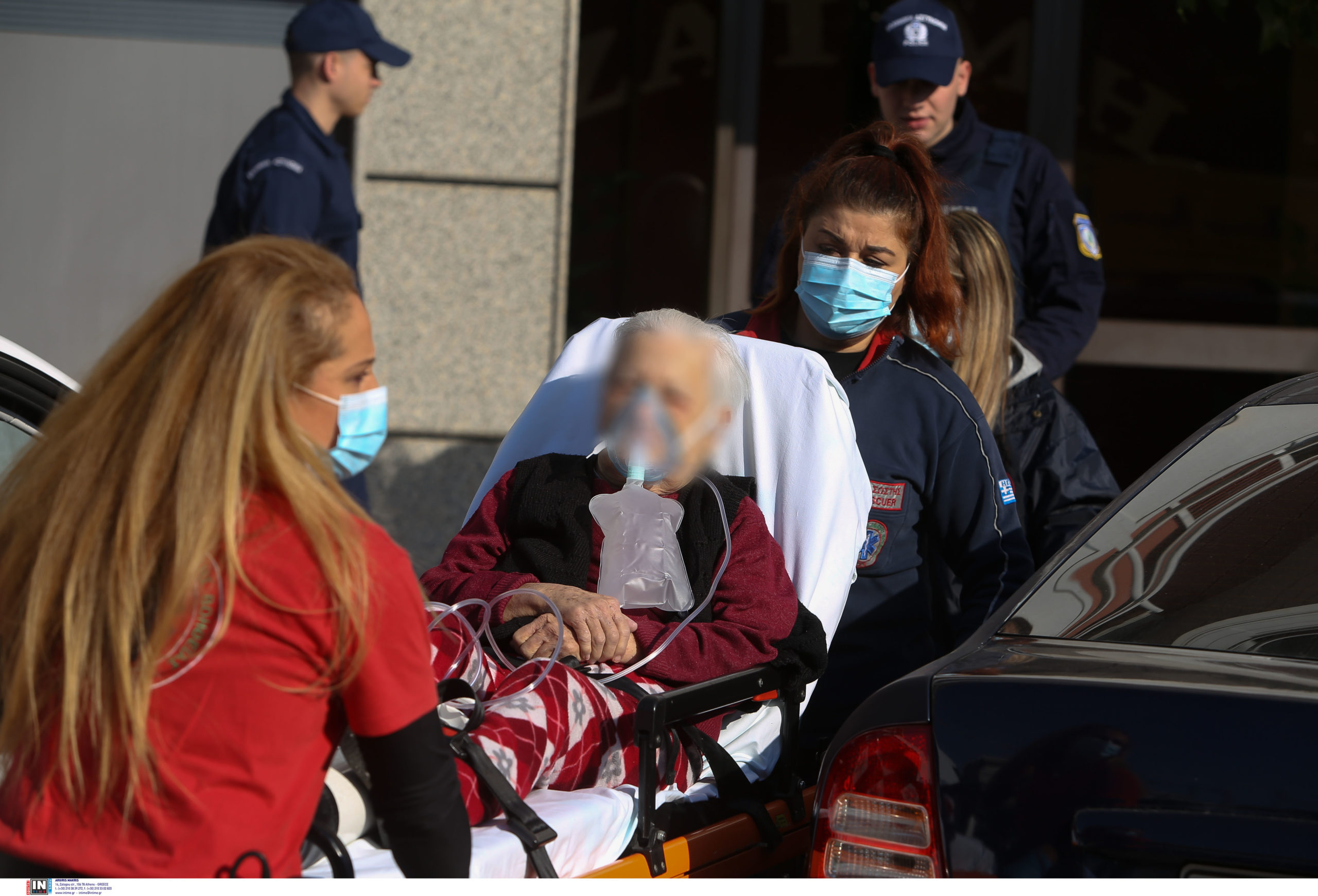 Μεταφορά ηλικιωμένης από το γηροκομείο στον Κορυδαλλό