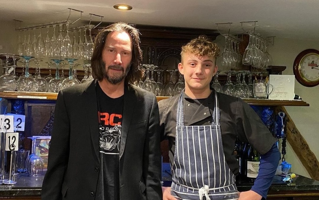 Κιάνου Ριβς: Επίσκεψη-έκπληξη σε παμπ – «Κόντεψε να λιποθυμήσει ο μάγειράς μας»