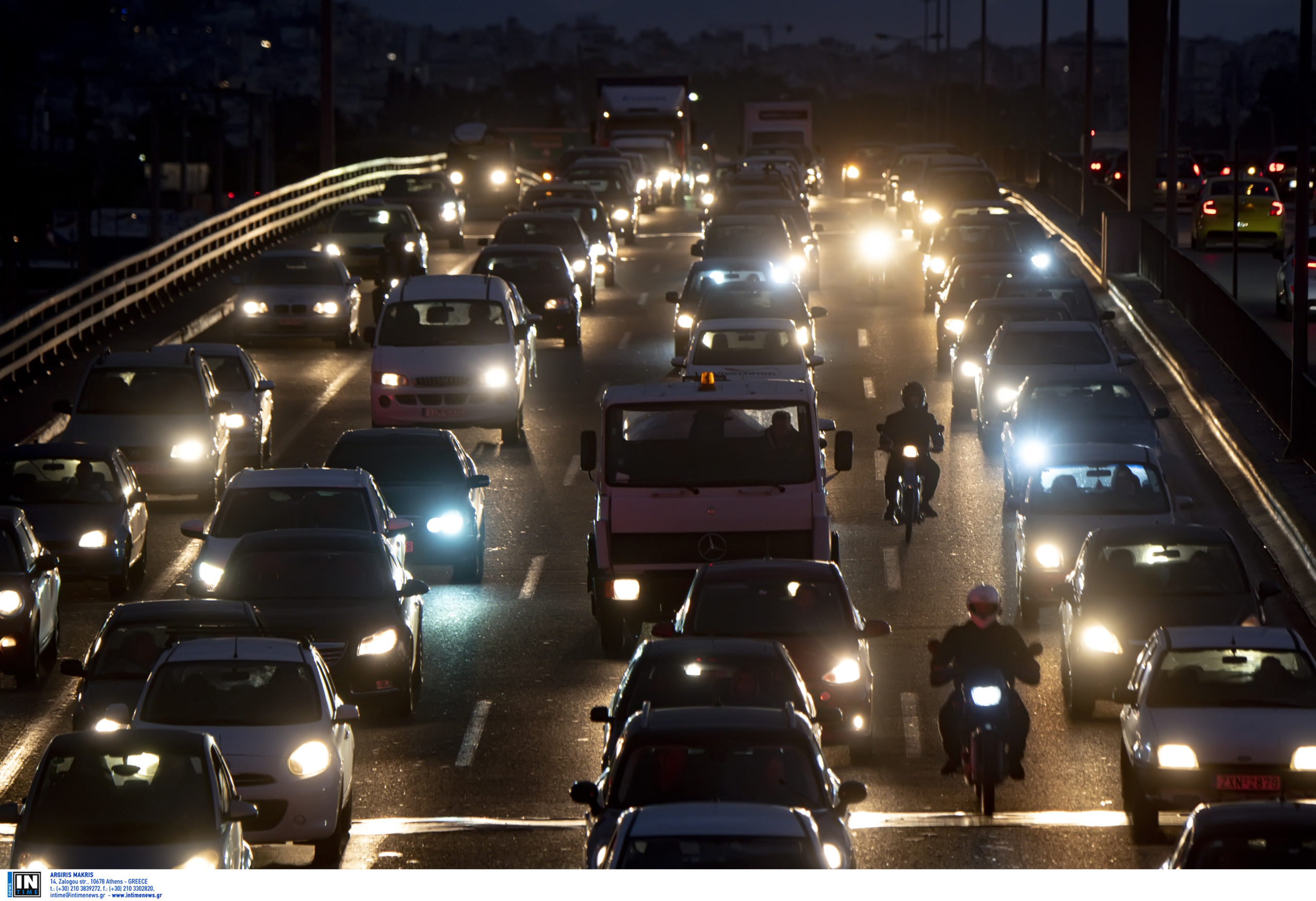 Κορυφώνεται η επιστροφή των εκδρομέων στην Αττική – Με χαμηλές ταχύτητες στις εθνικές οδούς – Δείτε LIVE την κίνηση