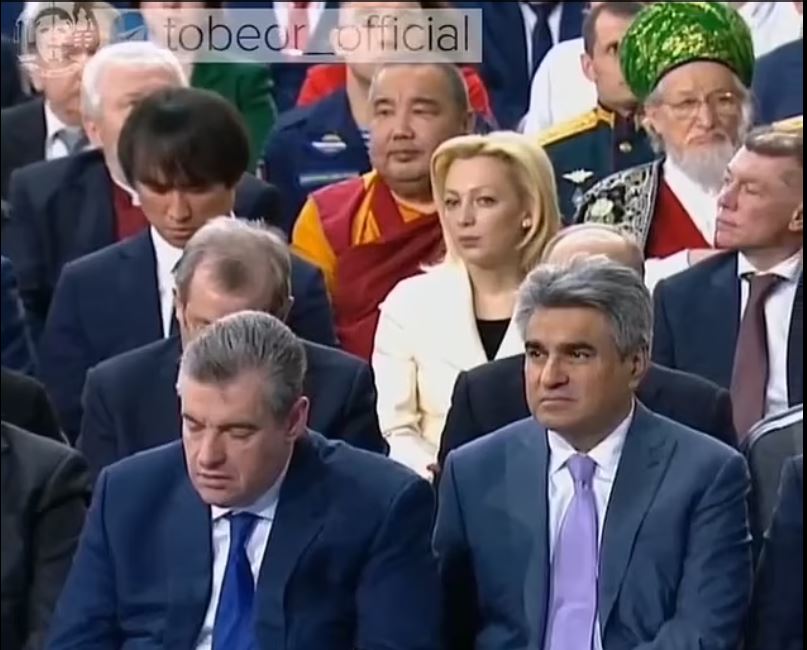 Κοιμούνται καθιστοί