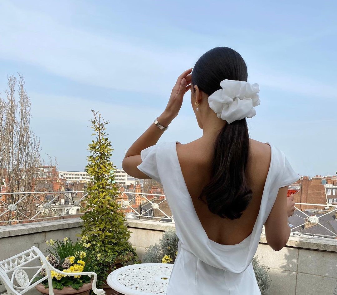 Τα 5 super stylish χτενίσματα που μπορείτε να δημιουργήσετε με αξεσουάρ μαλλιών