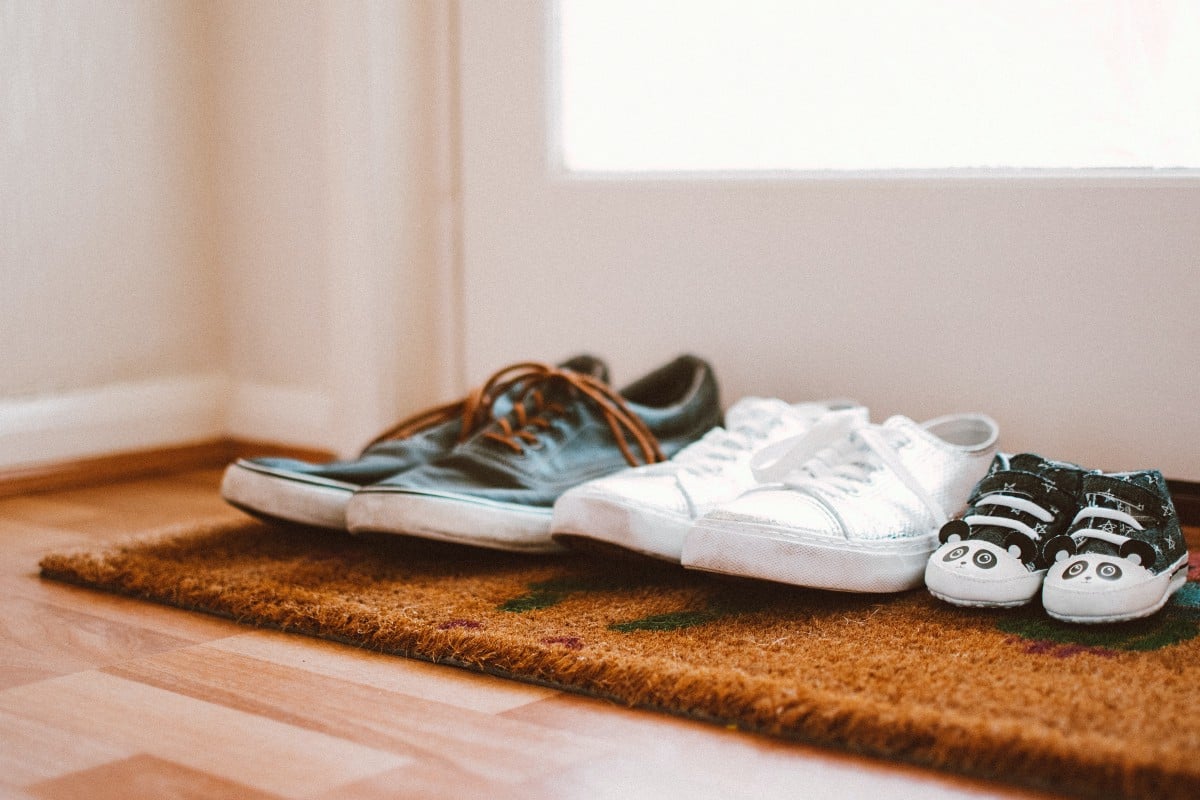 Φοράτε παπούτσια μέσα στο σπίτι; – 3 λόγοι για να το ξανασκεφτείτε
