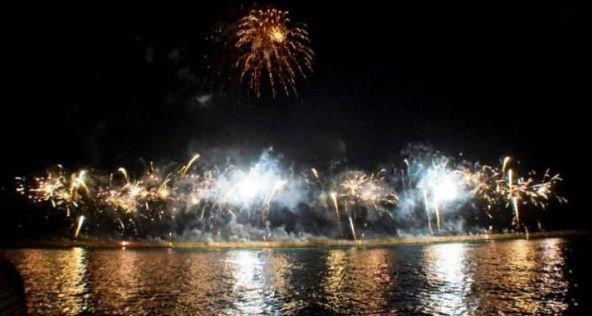 Πάτρα: Εντυπωσιακή η τελετή λήξης, στην πυρά ο Βασιλιάς Καρνάβαλος – Δείτε LIVE