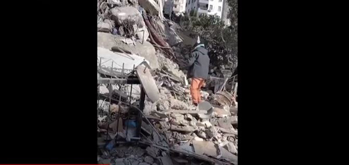 Σεισμός στην Τουρκία: Η απελπισία ενός πατέρα