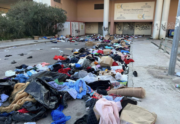 Ανθρωπιστική βοήθεια στα σκουπίδια