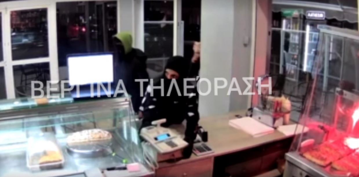 Θεσσαλονίκη: Η στιγμή που κουκουλοφόροι εισβάλουν σε κατάστημα με μπουγάτσες και ξηλώνουν την ταμειακή