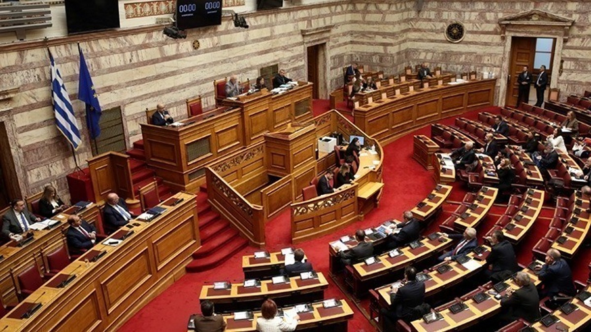 Βουλή: Ψηφίστηκε η τροπολογία για τη συμμετοχή των κομμάτων στις εκλογές