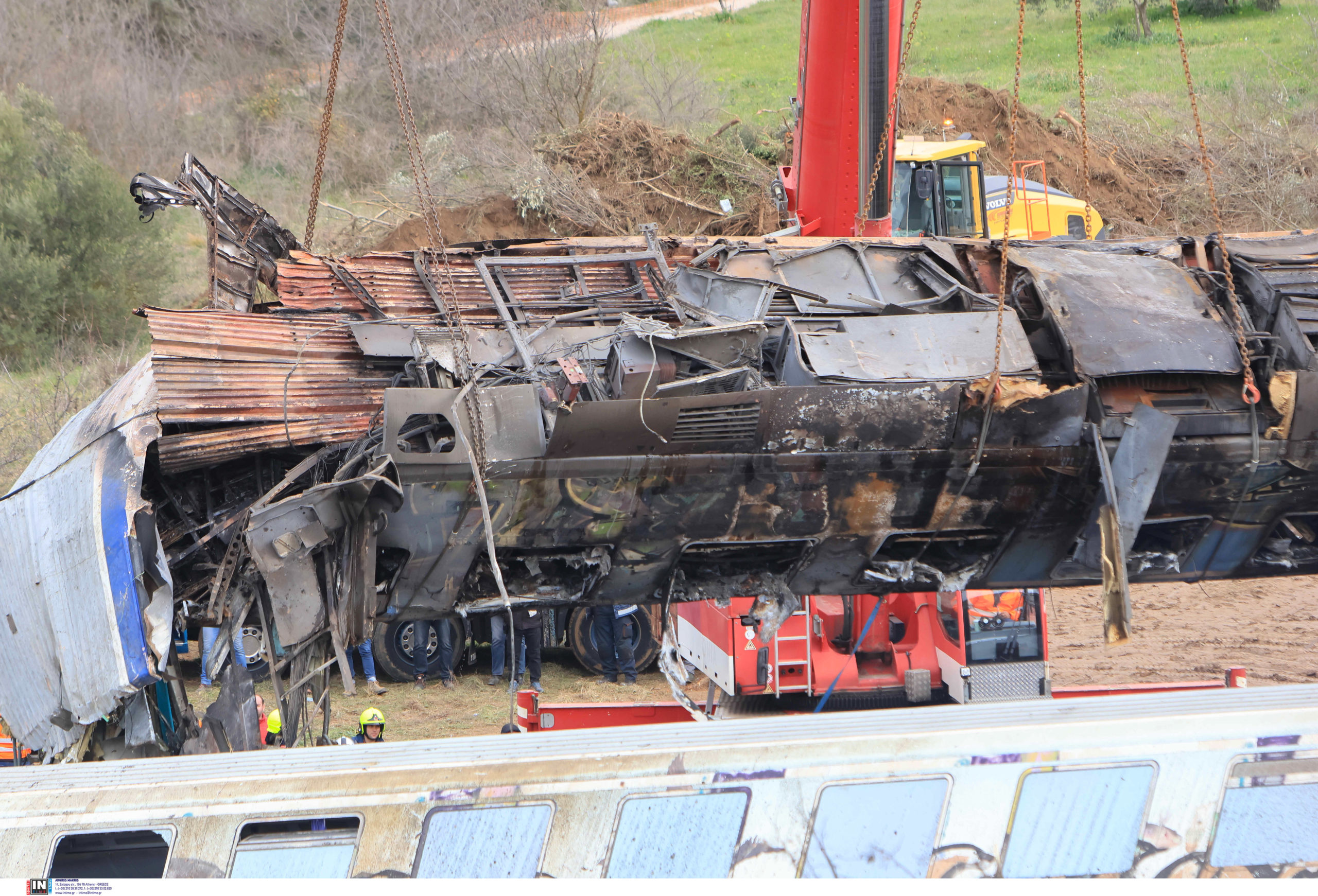 Τέμπη: «Από την αστυνομία και την εταιρεία δεν μας είπαν τίποτα» – Συγκλονίζουν οι οικείοι των επιβατών