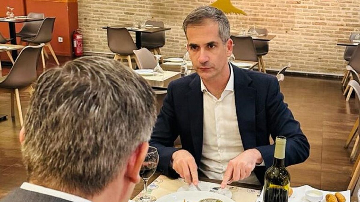Κώστας Μπακογιάννης: Ο δήμαρχος Αθηναίων επισκέφθηκε το εβραϊκό εστιατόριο στου Ψυρρή που ήταν στόχος τρομοκρατών