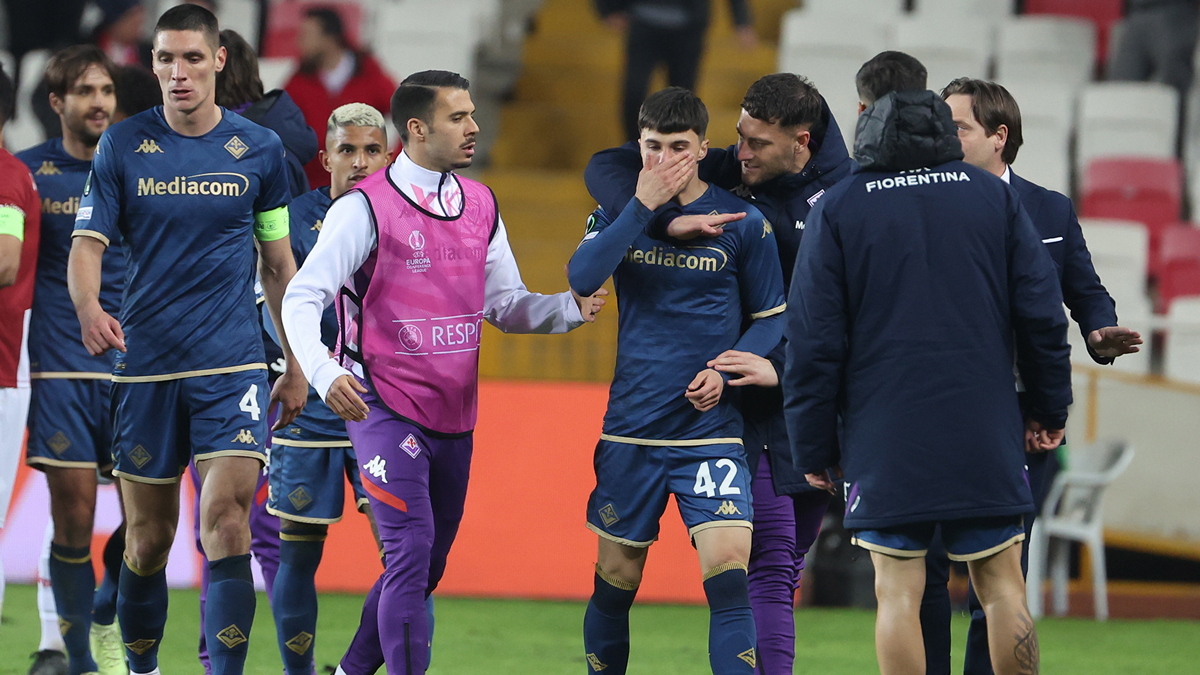 Europa Conference League: Οπαδός της Σίβασπορ εισέβαλε στο γήπεδο κι έσπασε τη μύτη παίκτη της Φιορεντίνα