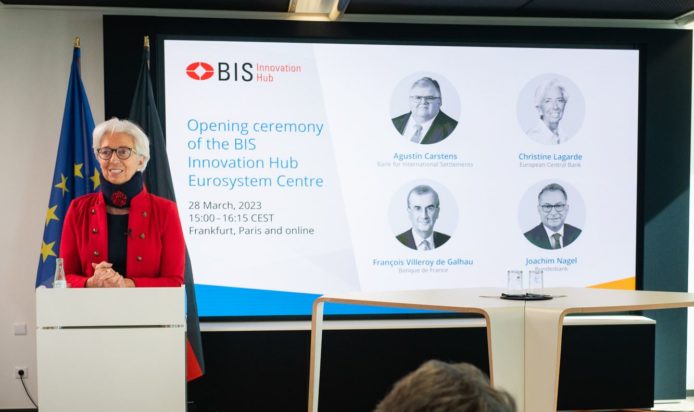 Με κολάρο η Κριστίν Λαγκάρντ μετά το τροχαίο