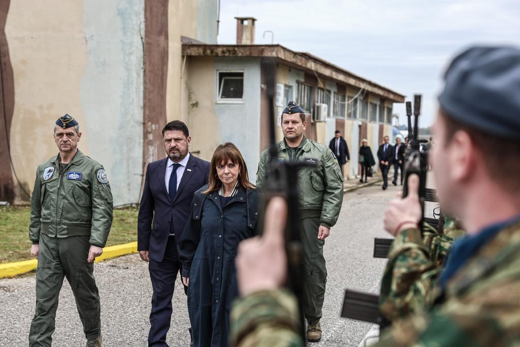 Στην «φωλιά των Phantom» η Πρόεδρος της Δημοκρατίας 